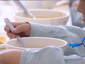 Niño en un comedor escolar Niño en un comedor escolar