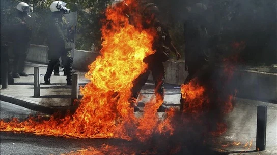 Al menos 50 detenidos en los disturbios de Grecia Al menos 50 detenidos en los disturbios de Grecia