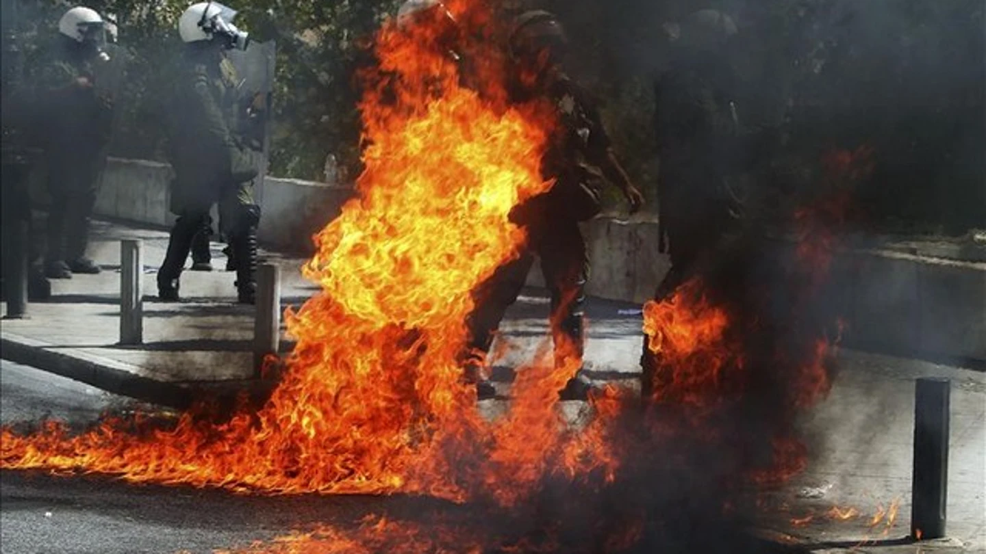 Al menos 50 detenidos en los disturbios de Grecia Al menos 50 detenidos en los disturbios de Grecia