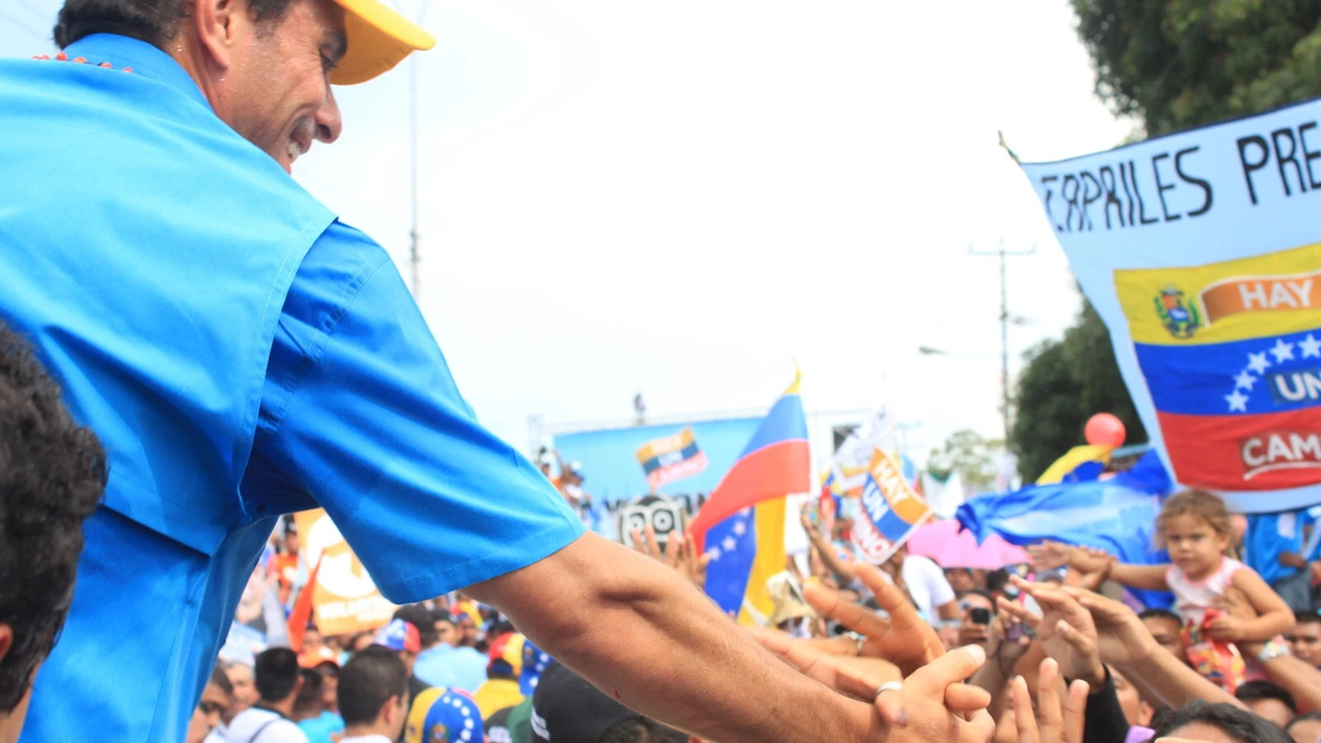 Henrique Capriles saluda a sus seguidores en Puerto Ayacucho (Venezuela).
