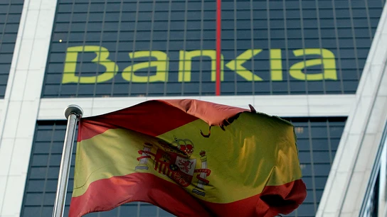 Una bandera de España ondea ante la sede de Bankia en Madrid. Una bandera de España ondea ante la sede de Bankia en Madrid.