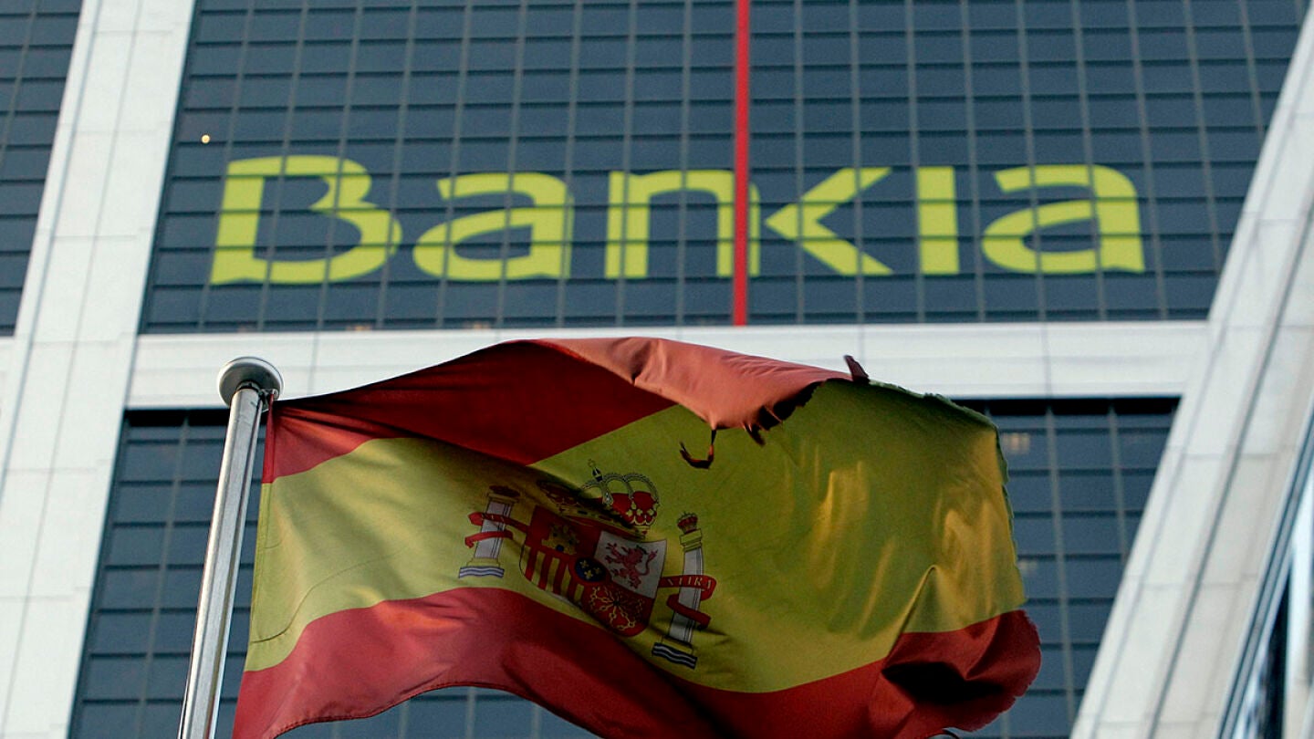 Una bandera de Espa&ntilde;a ondea ante la sede de Bankia en Madrid. 