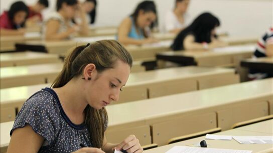 Estudiantes durante un examen