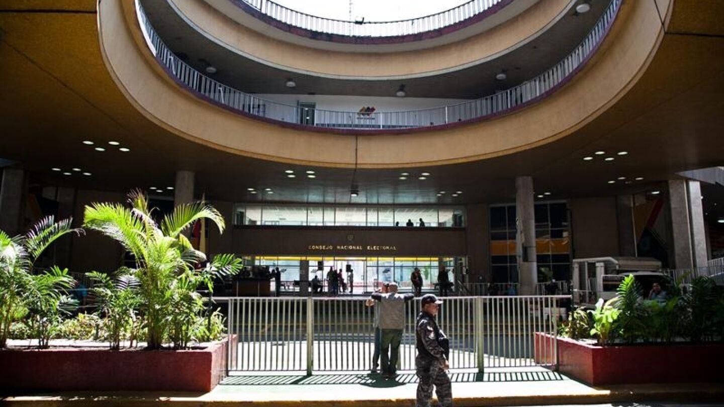 Las autoridades custodian la sede del Consejo Nacional Electoral.