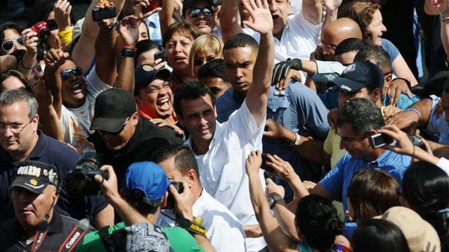 Capriles vot&oacute; rodeado de seguidores