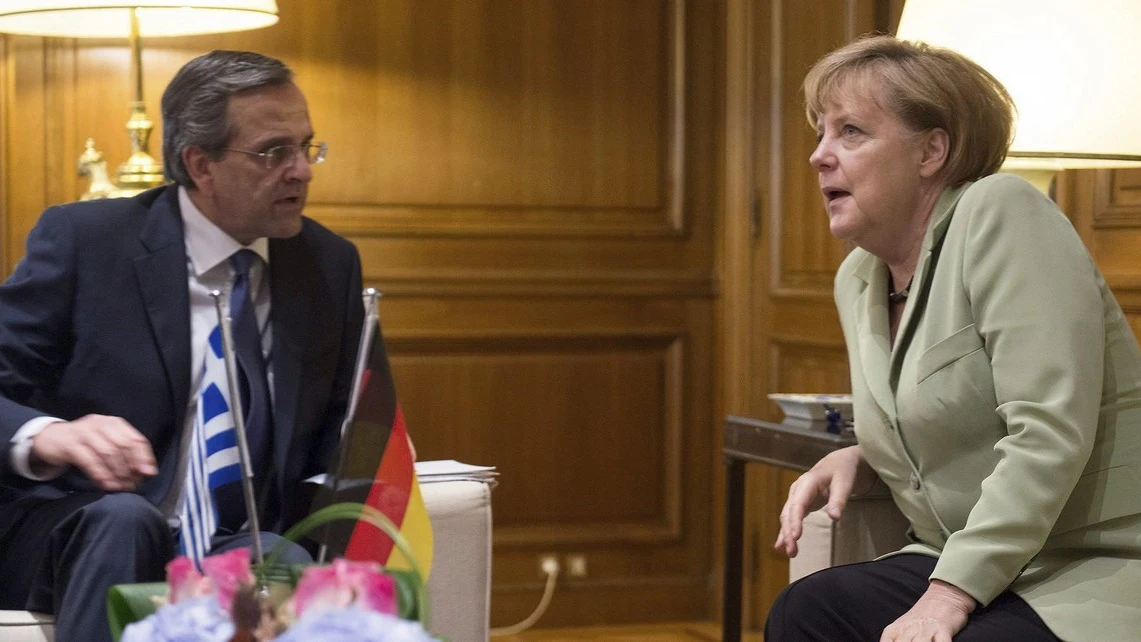 El primer ministro Griego, Andonis Samarás, charla con la canciller alemana, Angela Merkel,