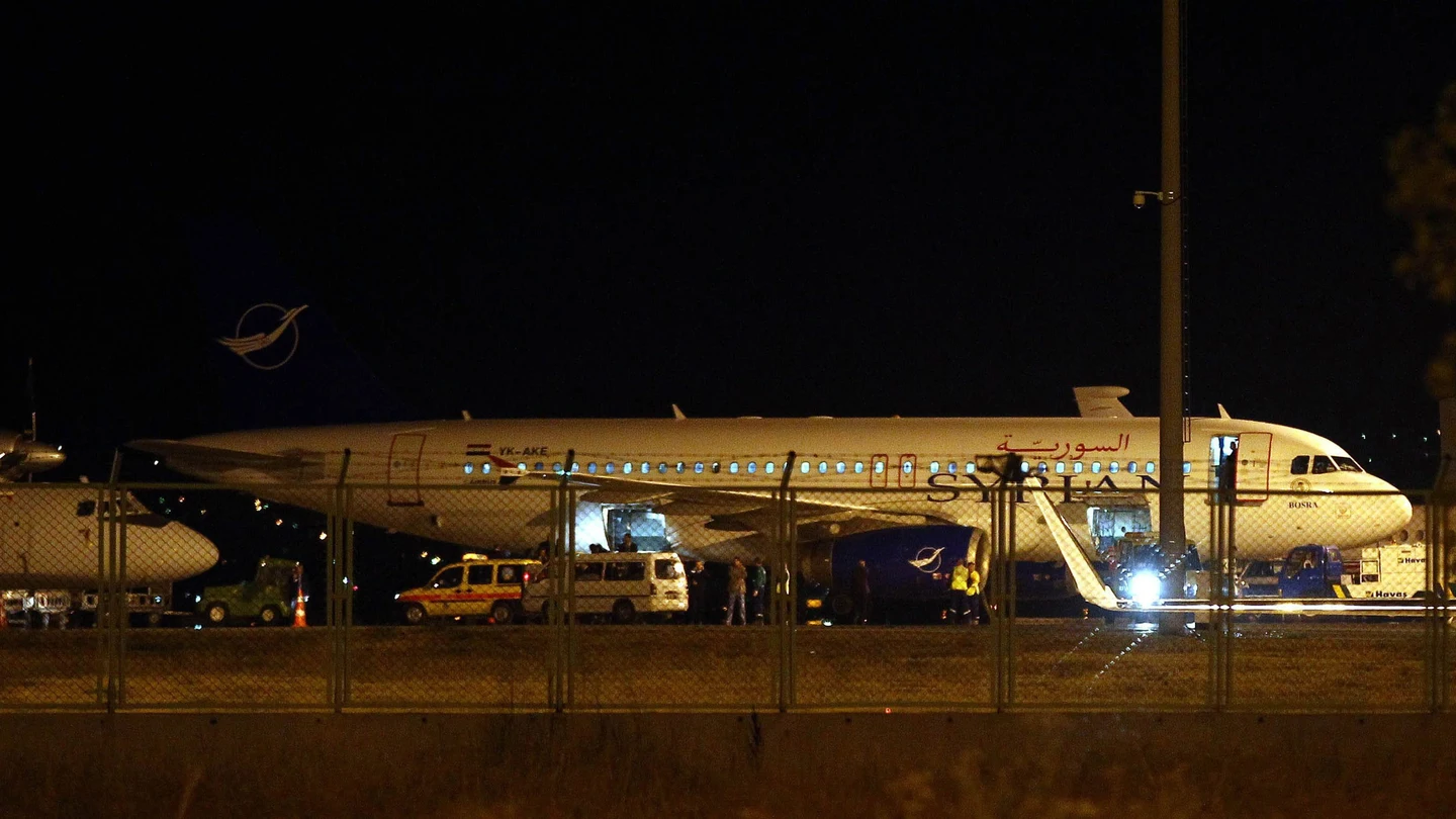 Un avión sirio de pasajeros después de ser obligado a aterrizar en el aeropuerto de Ankara (Turquía). Un avión sirio de pasajeros después de ser obligado a aterrizar en el aeropuerto de Ankara (Turquía).