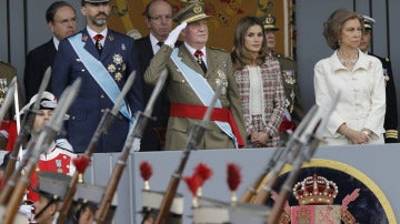 Los Reyes y los Príncipes durante el desfile de la Fiesta Nacional
