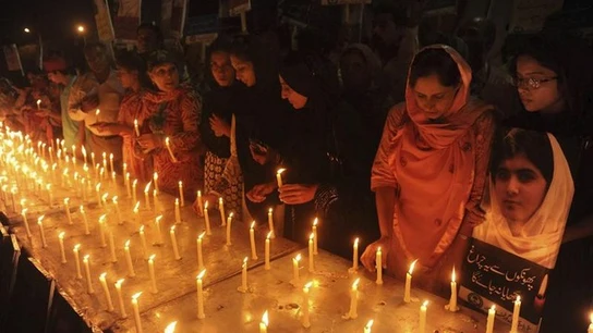 Paquistaníes encienden velas por la recuperación de Malala Paquistaníes encienden velas por la recuperación de Malala