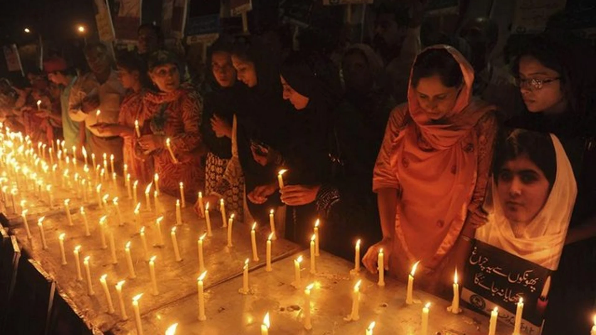 Paquistaníes encienden velas por la recuperación de Malala