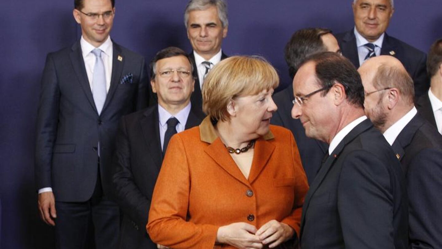 La canciller alemana Angela Merkel (i) conversa con el presidente franc&eacute;s Fran&ccedil;ois Hollande 