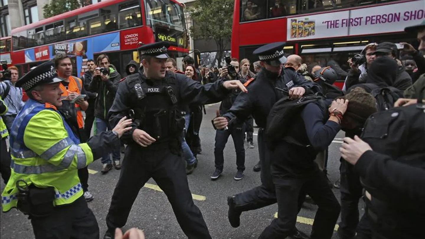 La policía carga contra los manifestantes en Londres. La policía carga contra los manifestantes en Londres.