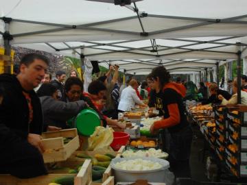 Comida con alimentos en buen estado recogidos de la basura Comida con alimentos en buen estado recogidos de la basura