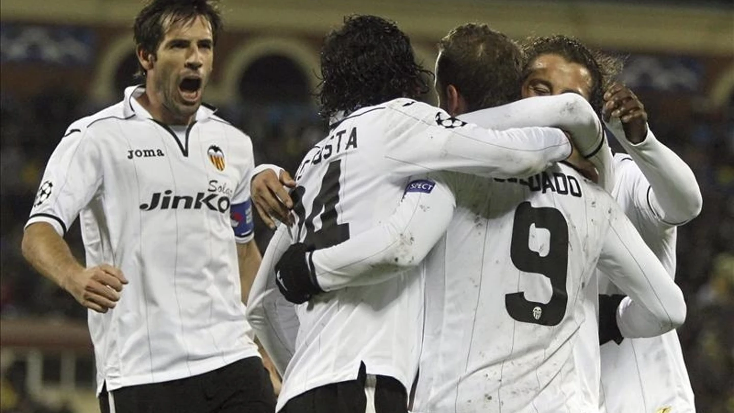David Albelda del Valencia CF celebra con sus compañeros tras marcar un gol al FC BATE Borisov David Albelda del Valencia CF celebra con sus compañeros tras marcar un gol al FC BATE Borisov