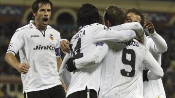 David Albelda del Valencia CF celebra con sus compañeros tras marcar un gol al FC BATE Borisov 