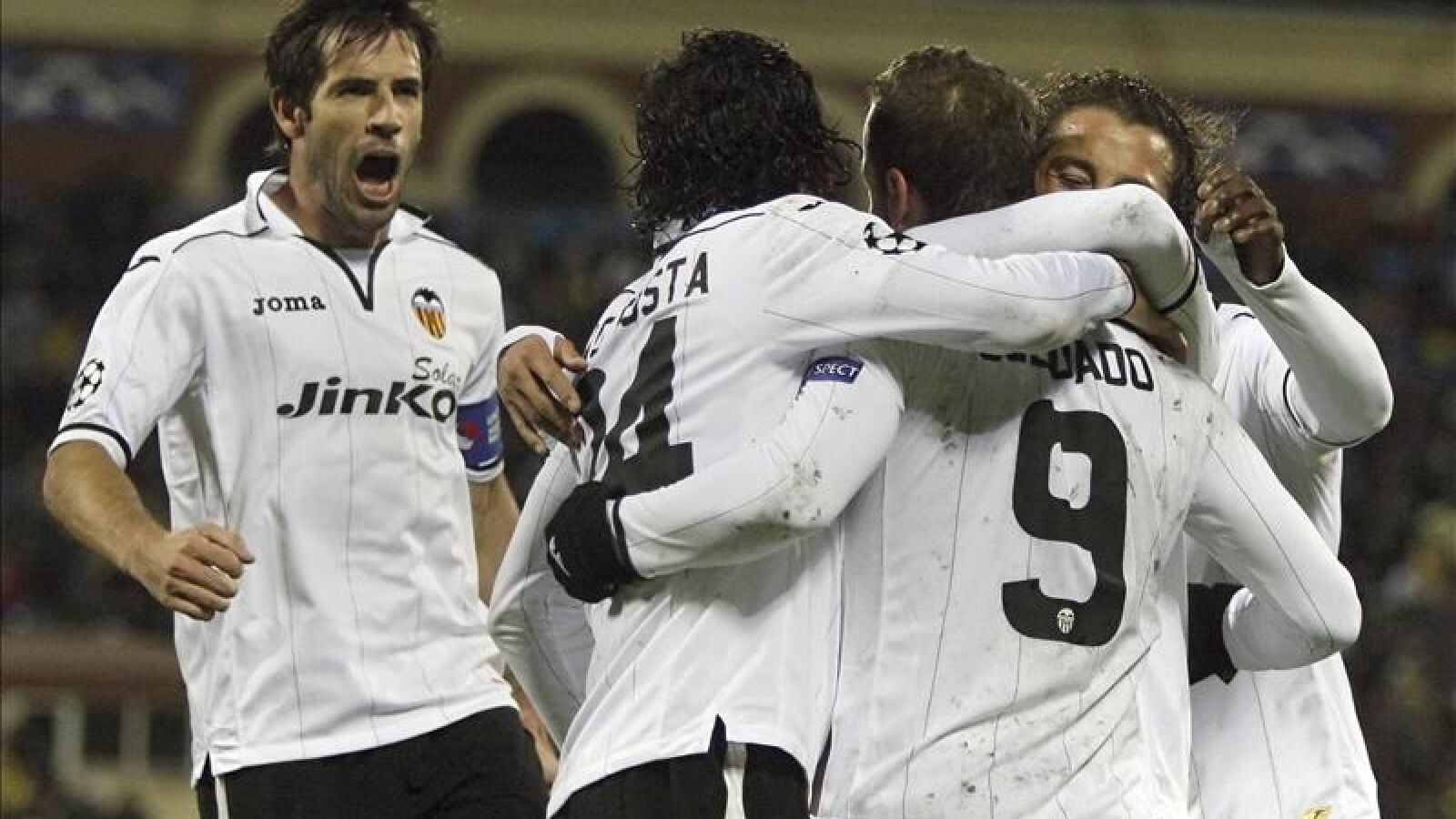 David Albelda del Valencia CF celebra con sus compa&ntilde;eros tras marcar un gol al FC BATE Borisov 