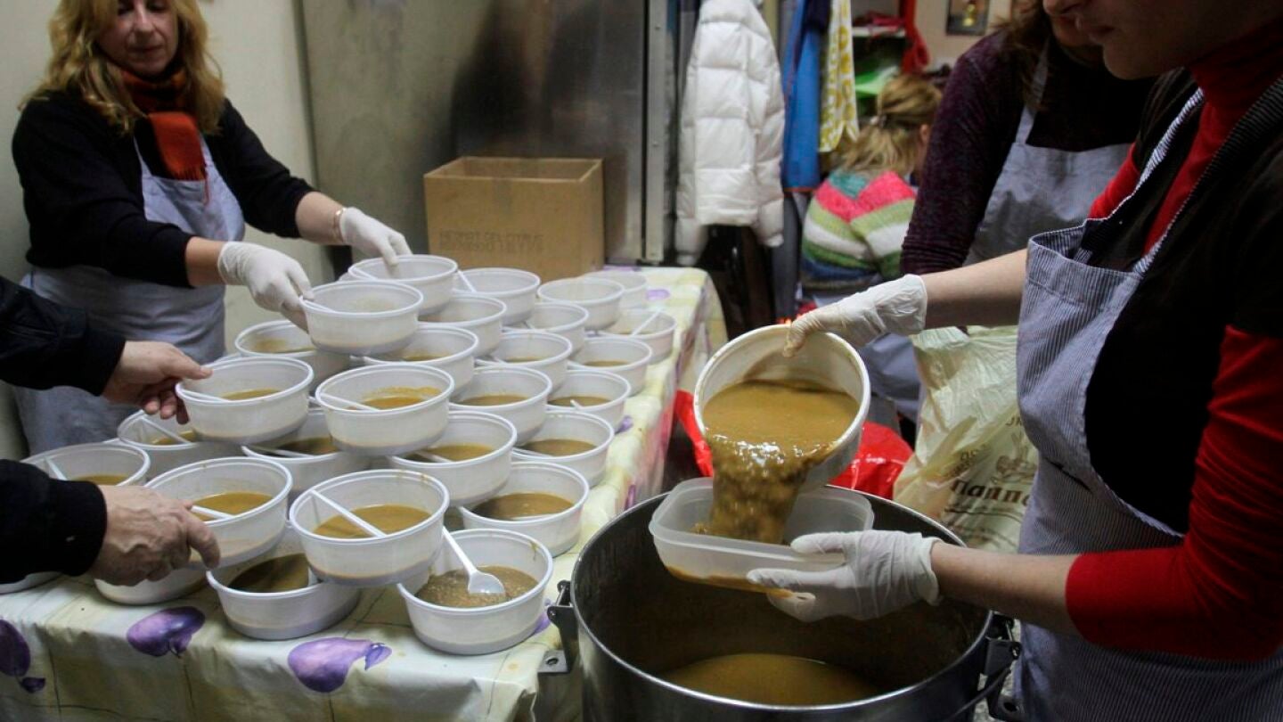 Varias mujeres preparan comida para los m&aacute;s necesitados