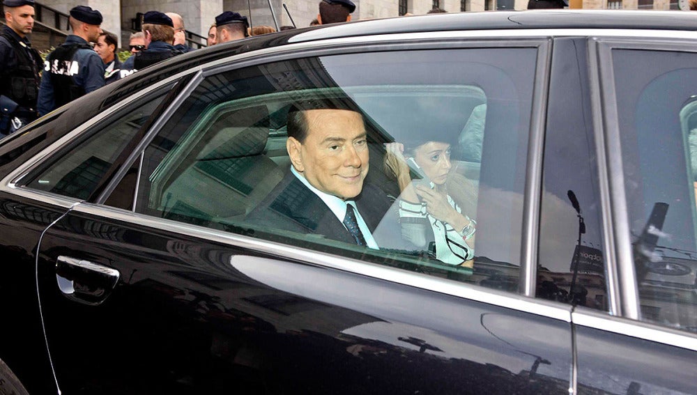 Berlusconi saliendo de la Corte de Milán