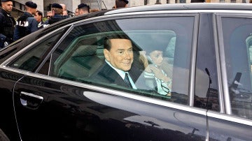 Berlusconi saliendo de la Corte de Milán