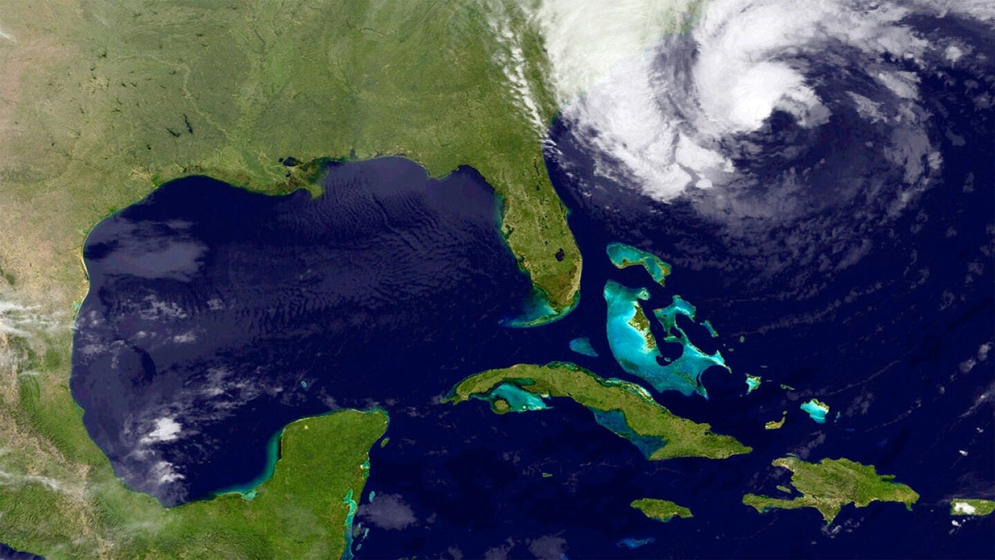 "Sandy" podr&iacute;a tocar tierra en el noreste de EE.UU. en la madrugada del martes.