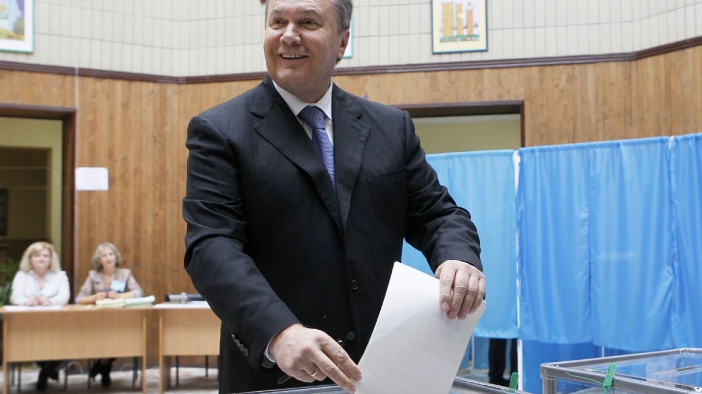 Victor Yanukovich deposita su voto en Kiev