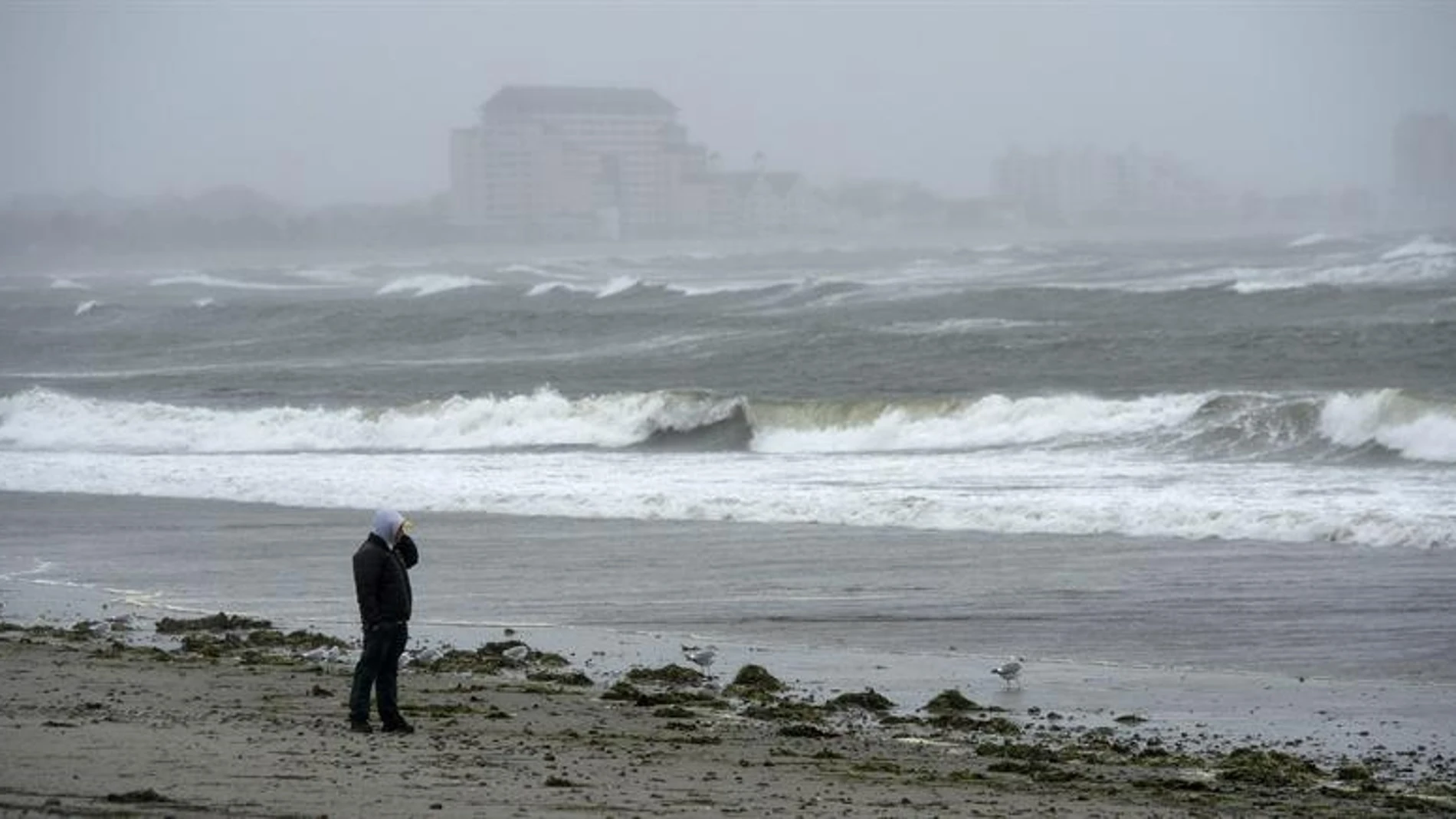 Un hombre pasea solitario por la playa Revere horas antes de la llegada estimada del huracán "Sandy", en Chatham, Massachusetts.