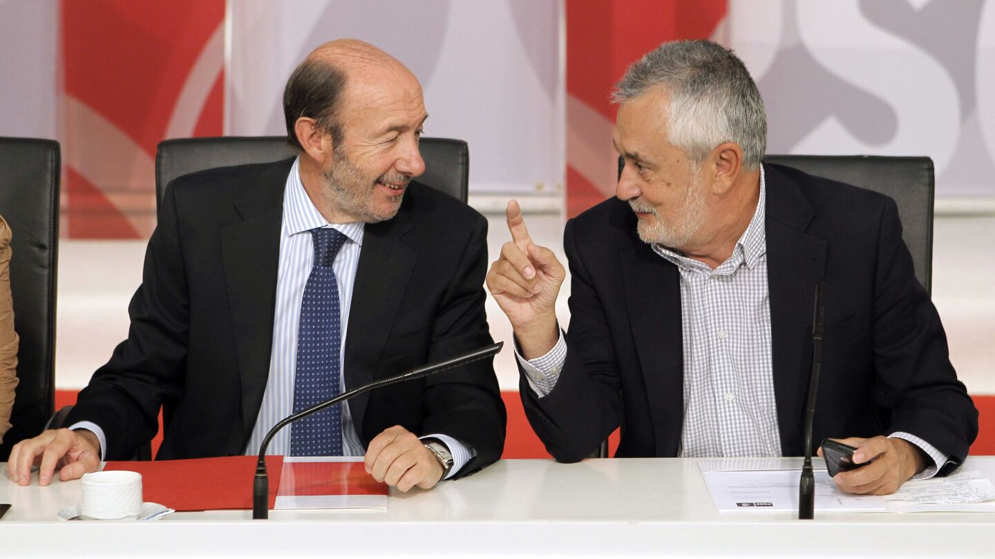 Alfredo P&eacute;rez Rubalcaba conversa con Jos&eacute; Antonio Gri&ntilde;&aacute;n.
