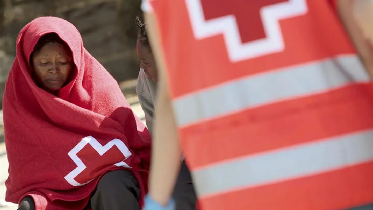 Mujer rescatada de una parera espera a ser atendida por la Cuz Roja Mujer rescatada de una parera espera a ser atendida por la Cuz Roja
