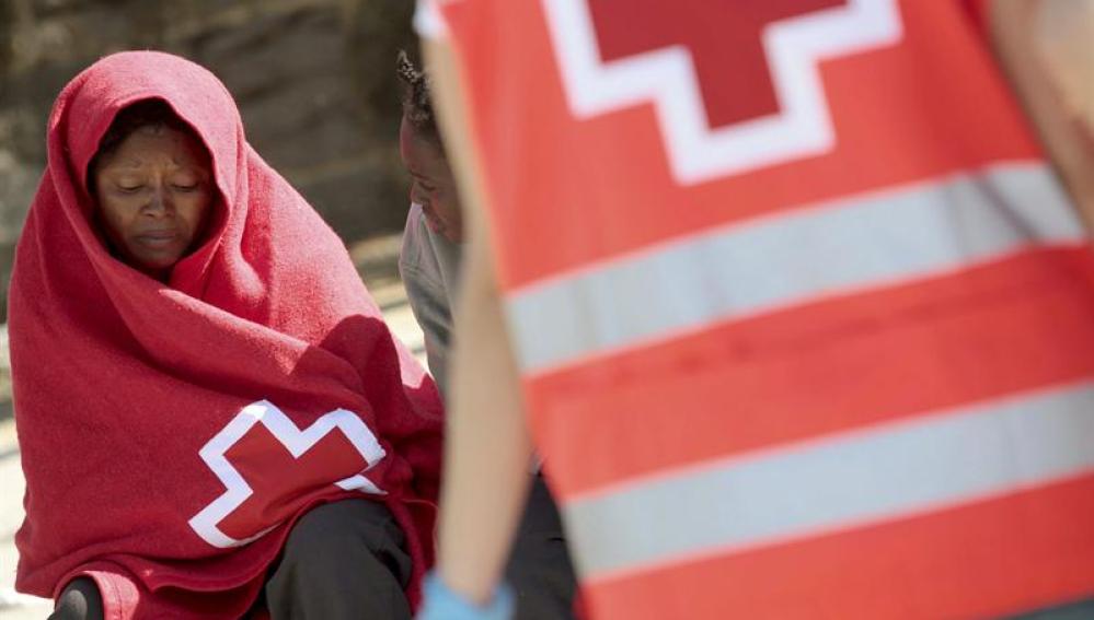 Mujer rescatada de una parera espera a ser atendida por la Cuz Roja