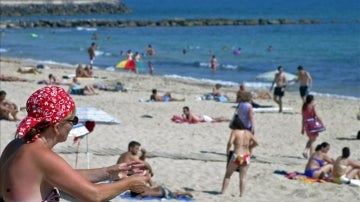Turistas y residentes disfrutan de una de las playas mallorquinas.