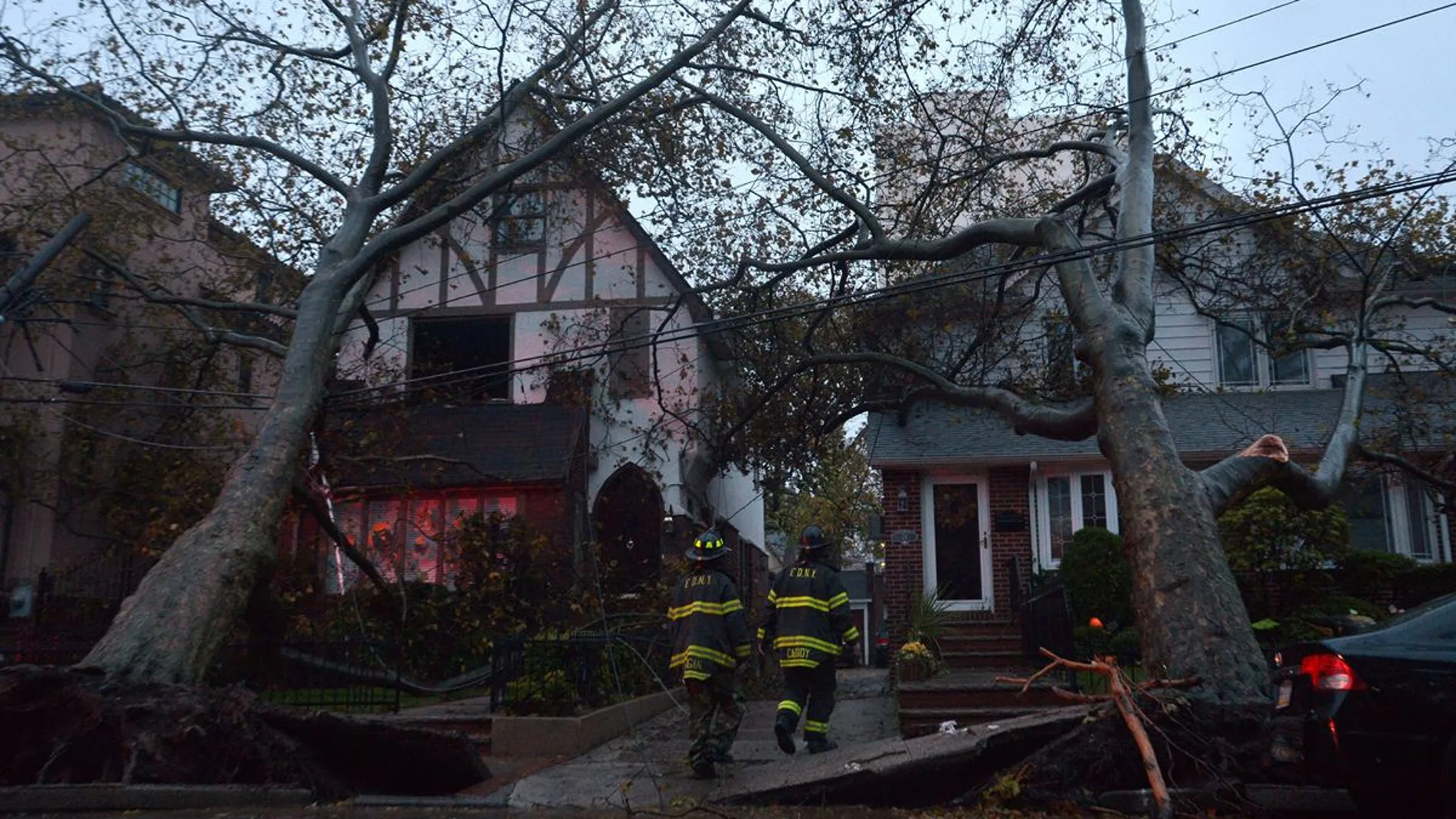 Los bomberos revisan dos casas dañadas