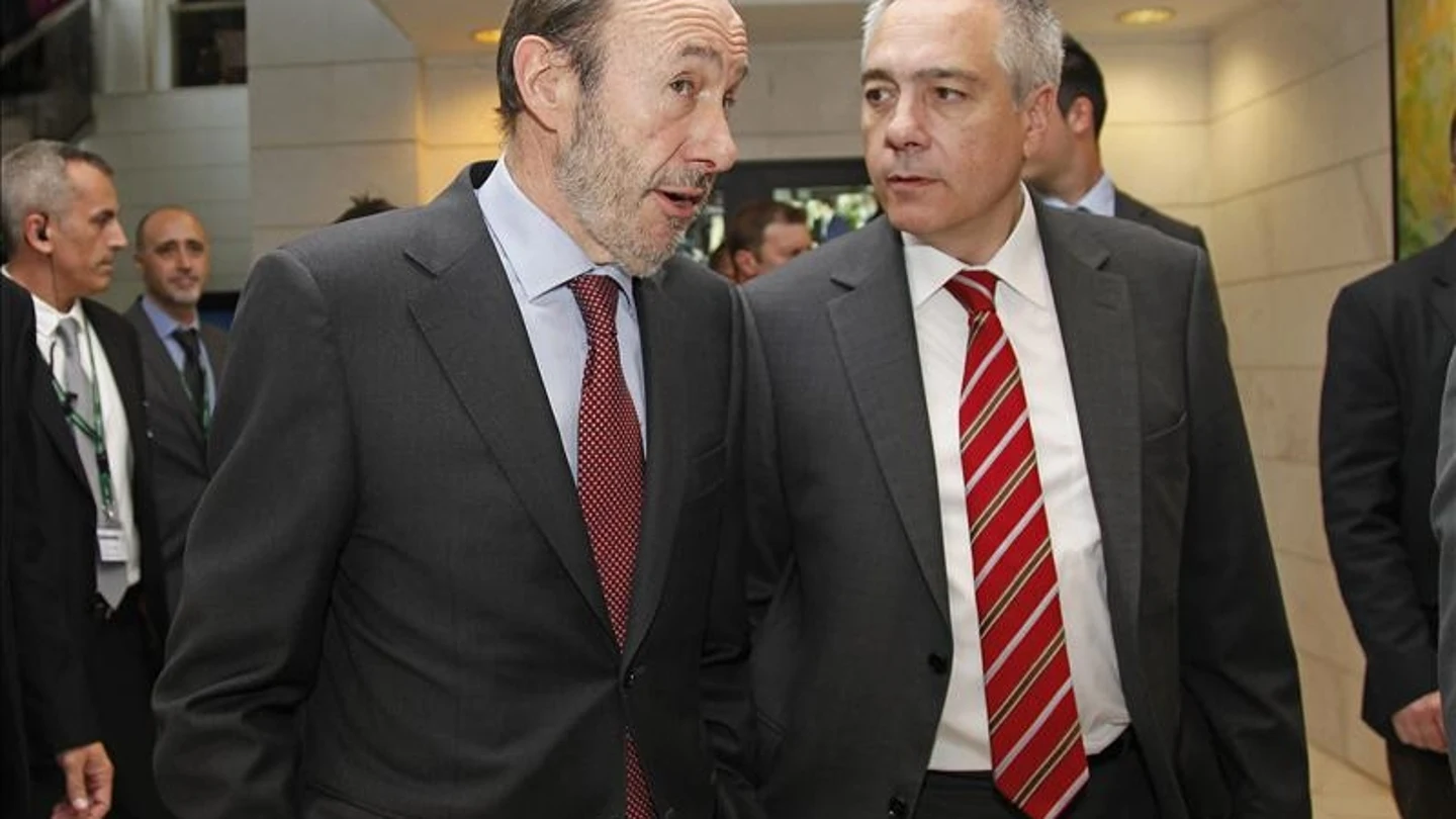 El secretario general del PSOE, Alfredo Pérez Rubalcaba, y el primer secretario del PSC y candidato a las elecciones autonómicas, Pere Navarro. El secretario general del PSOE, Alfredo Pérez Rubalcaba, y el primer secretario del PSC y candidato a las elecciones autonómicas, Pere Navarro.