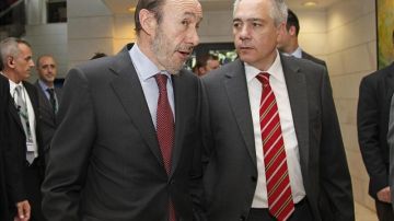 El secretario general del PSOE, Alfredo Pérez Rubalcaba, y el primer secretario del PSC y candidato a las elecciones autonómicas, Pere Navarro. 