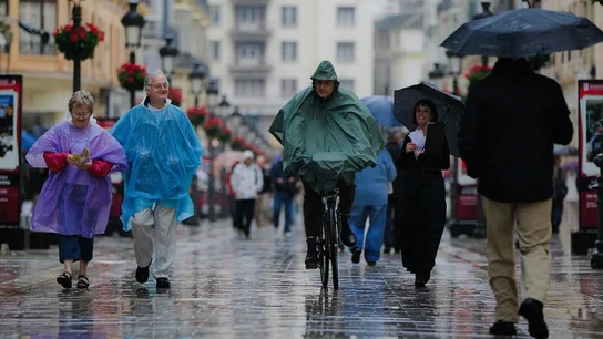 Los viandantes se resguardan de la lluvia Los viandantes se resguardan de la lluvia