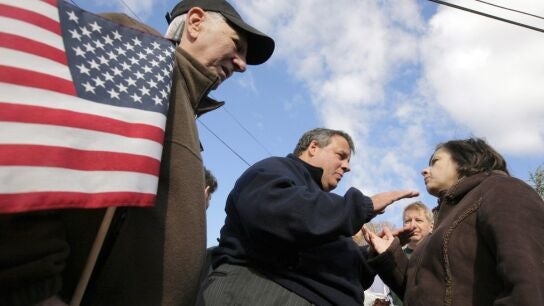 El gobernador de Nueva Jersey, Chris Christie, con varios ciudadanos