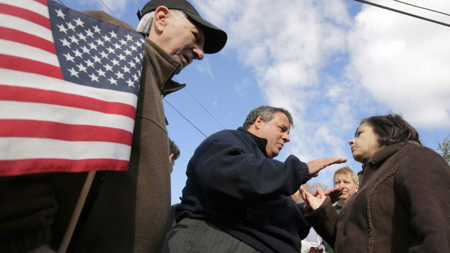 El gobernador de Nueva Jersey, Chris Christie, con varios ciudadanos