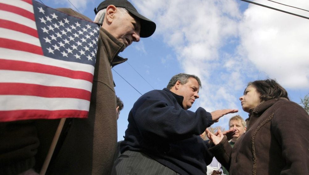 El gobernador de Nueva Jersey, Chris Christie, con varios ciudadanos
