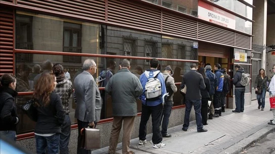 Cola en el exterior de una oficina del INEM en Madrid. Cola en el exterior de una oficina del INEM en Madrid.