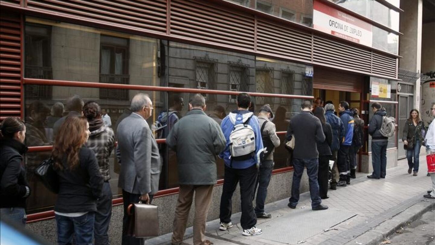 Cola en el exterior de una oficina del INEM en Madrid. 