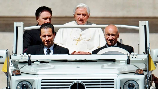 Imagen de 2010 del Papa Benedicto XVI junto al mayordomo Paolo Gabriele durante un acto en la plaza de San Pedro del Vaticano. Imagen de 2010 del Papa Benedicto XVI junto al mayordomo Paolo Gabriele durante un acto en la plaza de San Pedro del Vaticano.