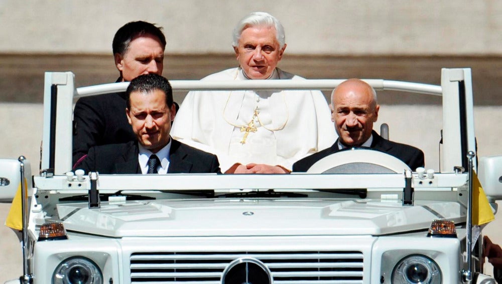 Imagen de 2010 del Papa Benedicto XVI junto al mayordomo Paolo Gabriele durante un acto en la plaza de San Pedro del Vaticano.