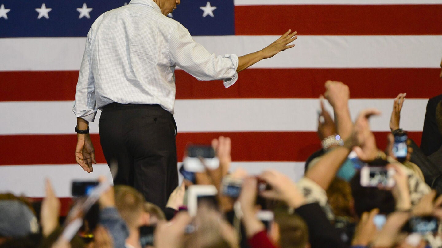 El presidente de EEUU, Barack Obama, se despide tras participar en un acto de campa&ntilde;a en Milwaukee, Wisconsin. 