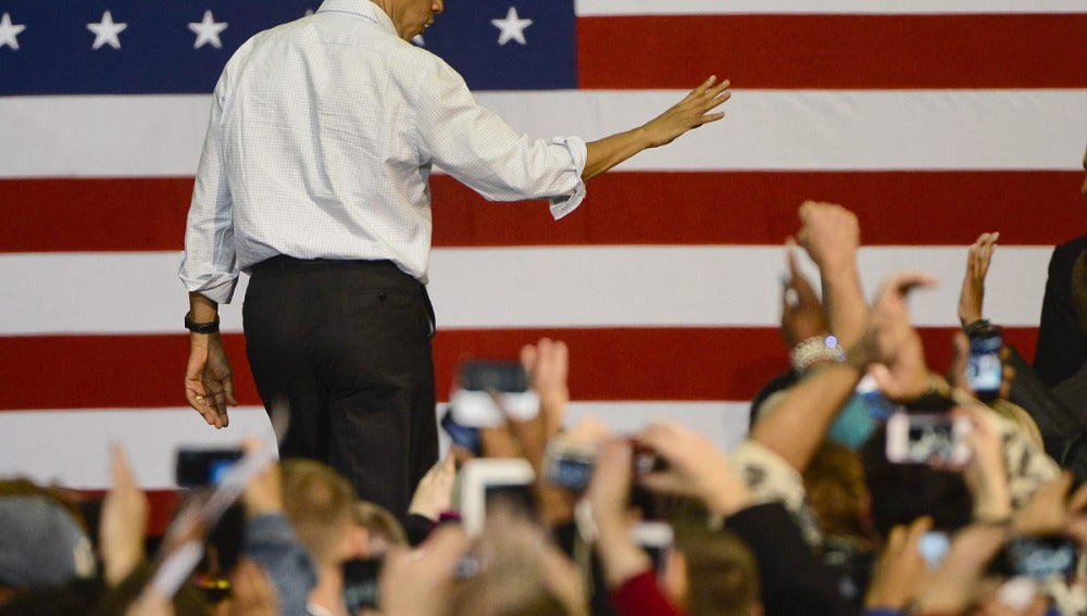 El presidente de EEUU, Barack Obama, se despide tras participar en un acto de campaña en Milwaukee, Wisconsin. 