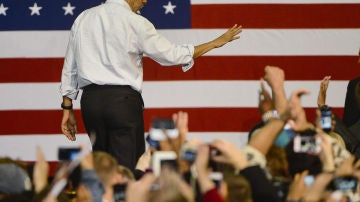 El presidente de EEUU, Barack Obama, se despide tras participar en un acto de campaña en Milwaukee, Wisconsin. 