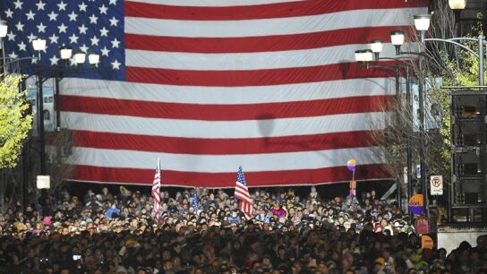 Cerca de 20.000 simpatizantes de Barack Obama asisten a un mitin la noche antes de las elecciones.