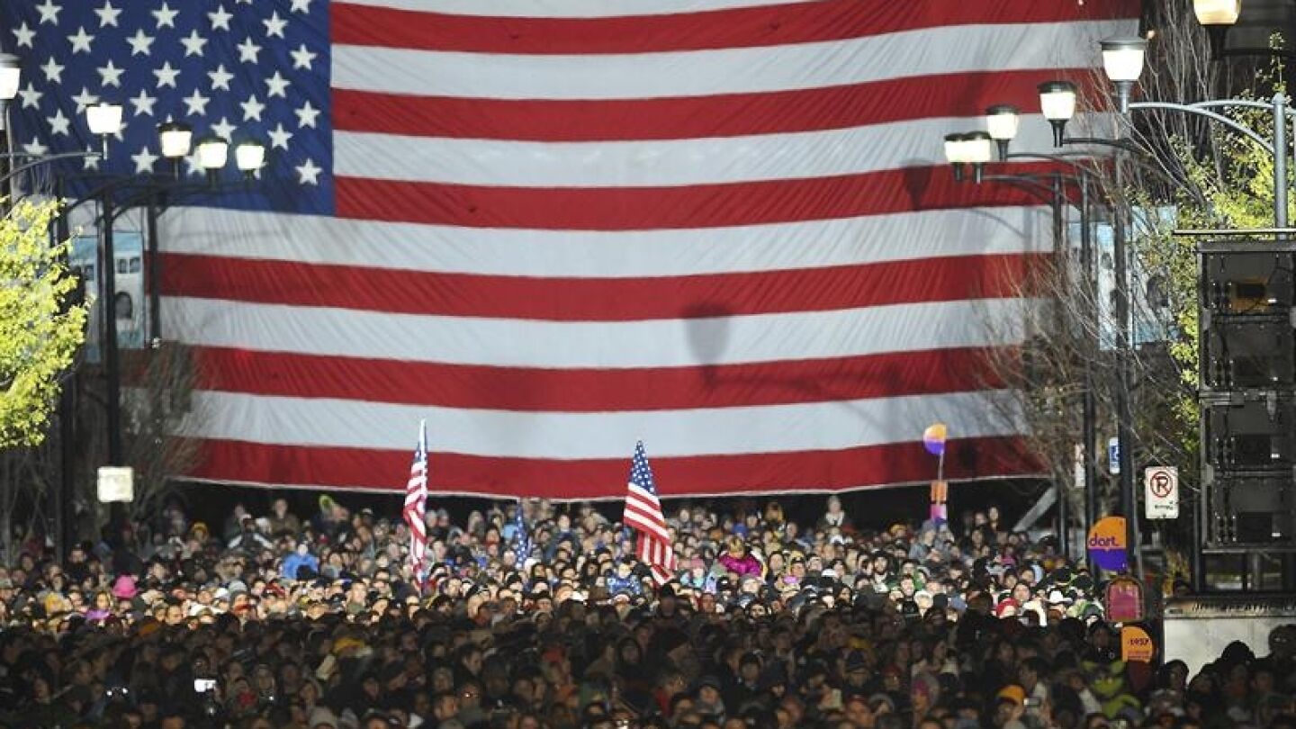 Cerca de 20.000 simpatizantes de Barack Obama asisten a un mitin la noche antes de las elecciones.