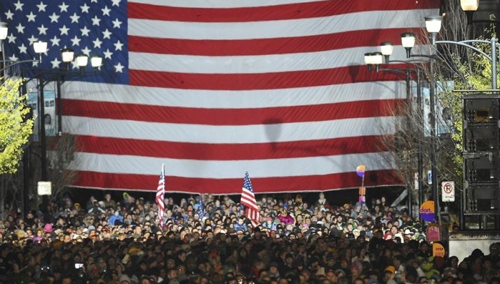 Cerca de 20.000 simpatizantes de Barack Obama asisten a un mitin la noche antes de las elecciones.