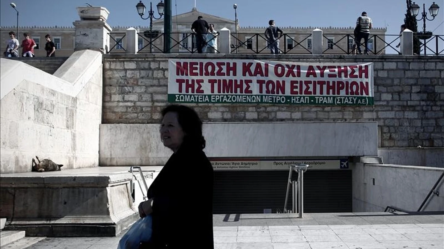 Grecia paralizada por la huelga general de 48 horas contra la austeridad . Grecia paralizada por la huelga general de 48 horas contra la austeridad .