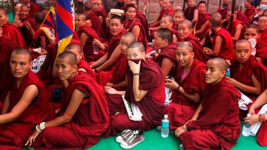 Varios monjes tibetanos exiliados participan en una concentraci&oacute;n