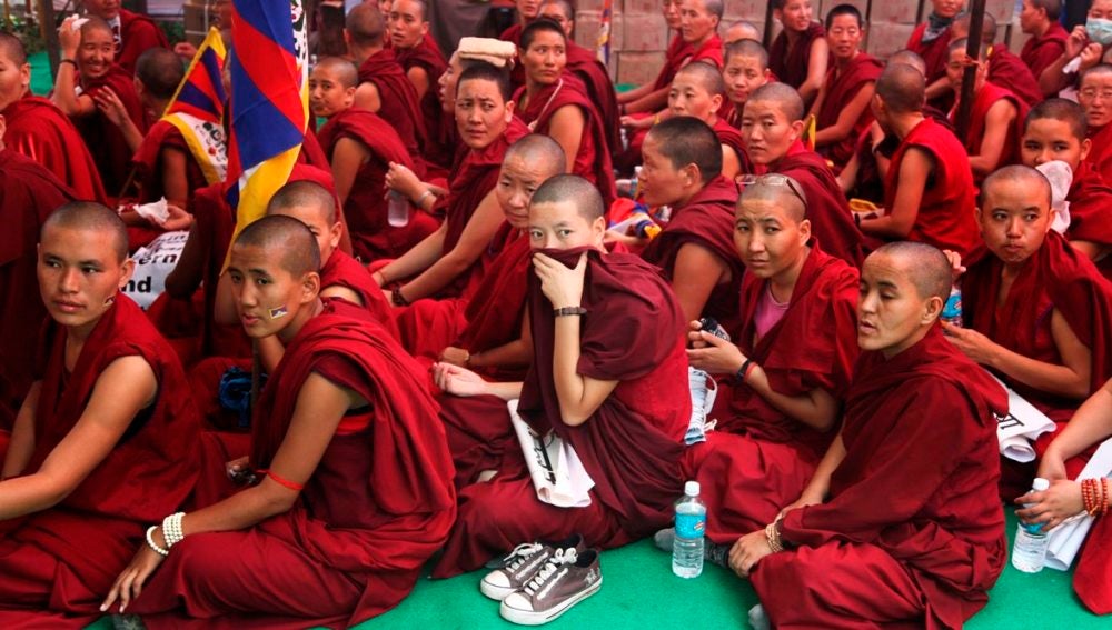 Varios monjes tibetanos exiliados participan en una concentración